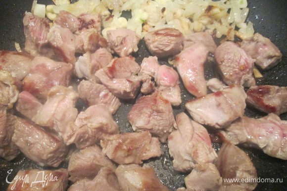 Добавляем нарезанное кусочками мясо, имбирь, перец чили, кориандр и готовим 6 — 7 минут.