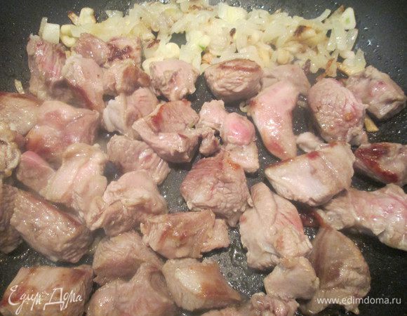 Добавляем нарезанное кусочками мясо, имбирь, перец чили, кориандр и готовим 6 — 7 минут.