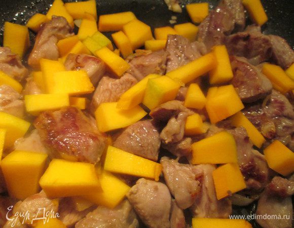 Далее добавляем тыкву, нарезанную кусочками и тушим под крышкой 8 минут.