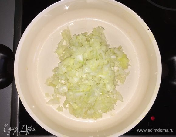 Режем не крупно лук (я вообще делаю это в блендере) и обжариваем на растительном масле до легкой золотистости. Иначе когда добавим грибы, они дадут столько жидкости, что лук будет вариться.