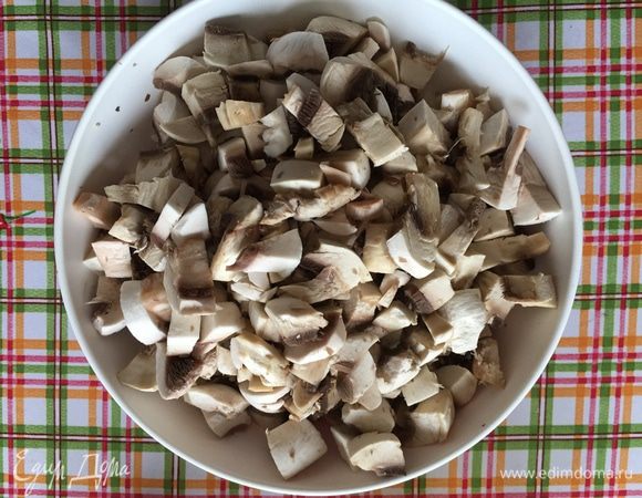 Как придется режем грибы, все равно потом будем пюрировать.