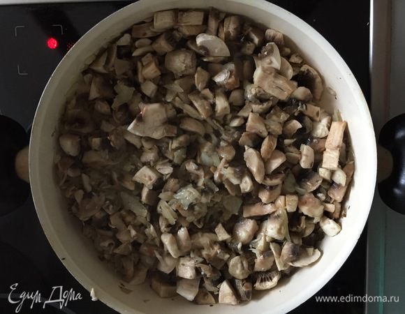 Добавляем в сковородку (сейчас кстати можно добавить сушеные лесные грибы) к луку и обжариваем до готовности (воды не должно остаться, но и не пересушиваем). По мере необходимости добавляем растительное масло.