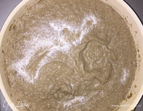 Снимаем сковородку с огня, добавляем к грибам с луком стакан бульона и пюрируем. Насколько однородная должна получиться каша — это на любителя. Мне нравится совсем гладкая.