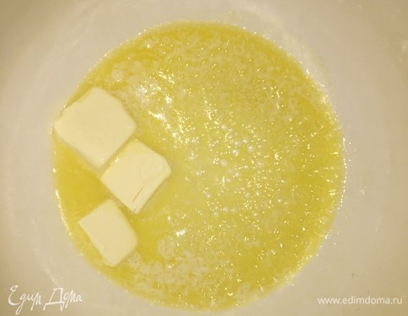 Берем кастрюлю, в которой будем варить непосредственно суп. Растапливаем 50 г сливочного масла и добавляем туда муку. Провариваем 1—2 минуты, чтобы избавиться от привкуса муки, непрерывно помешивая.