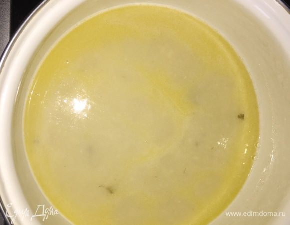 Выливаем в кастрюлю весь оставшийся бульон и доводим до кипения. Нужно продолжать размешивать, чтобы мучная смесь полностью растворилась и не прилипла ко дну.