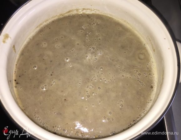 Как только закипело, добавляем грибное пюре, доводим до кипения и даем покипеть 7 минут. Солим и перчим.