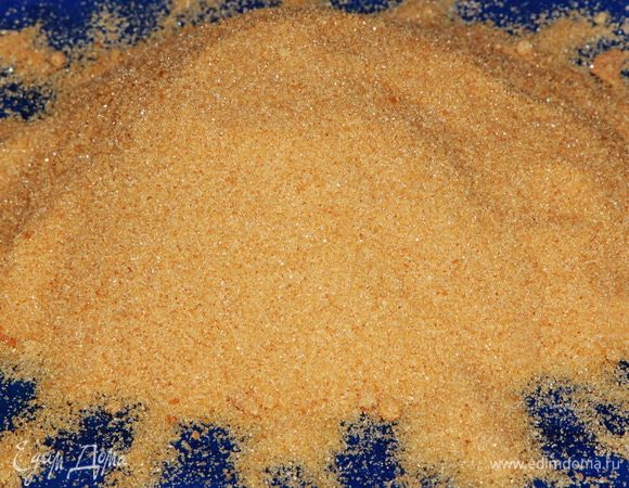 Нагреваем духовку до 150°С, сахар высыпаем на силиконовый коврик или бумагу для выпечки и на противне отправляем в духовку карамелизироваться. Каждый час вынимаем из духовки и аккуратно перемешиваем.  Вот так сахар выглядит через 5 часов сухой карамелизации.