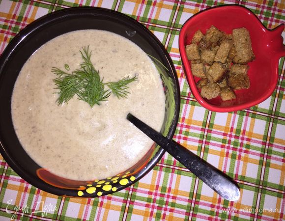 К такому супу просто необходимы сухарики: я делаю их из любого наличного хлеба. Режу его кубиками, складываю их в полиэтиленовый пакет, сыплю сверху соль и любые специи (вкусное сочетание для ржаных сухариков: много орегано и немножко молотого сухого чеснока), закручиваю пакет так, чтобы там оставался пузырь воздуха, и трясу, чтобы специи распределились. Затем приоткрываю, добавляю 2—3 столовые ложки растительного масла и снова трясу. Потом на противень и на 40 минут в духовку на 150°С. Идеально.