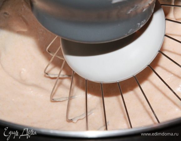 Переходим к зефиркам. Здесь все очень просто: яблочное пюре протираем через сито и на средних оборотах взбиваем в чаше комбайна. Затем добавляем приблизительно половину от половины белка. Половину белка при наличии весов сделать очень просто. Если у вас нет весов, слегка взбейте венчиком и отмеряйте ложками. Но если и не получится ровно половина — не беда! Если будет чуть меньше белка, зефир станет плотнее, если чуть больше — немного мягче. Вся разница. Взбиваем на средних оборотах пюре с половиной белка до посветления массы и добавляем вторую половину. Зачем делить — не спрашивайте, не знаю. Но делаю так, как было написано. Взбиваем еще пару минут.