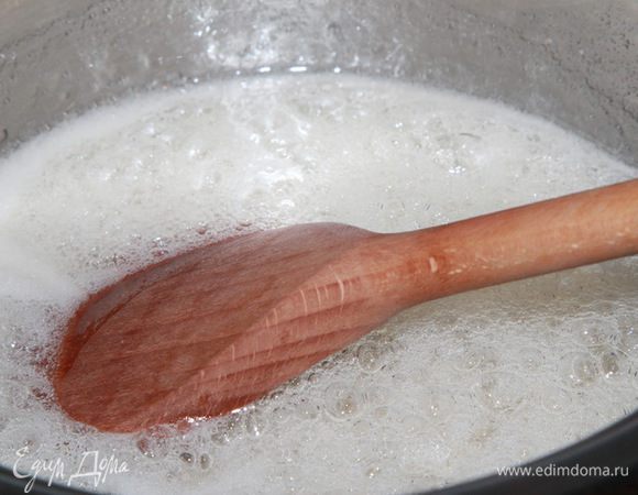 Теперь готовим сироп: агар-агар предварительно заливаем водой. Отмеряем сахар, высыпаем в сотейник, добавляем ванилин, агар-агар с водой и варим сироп, помешивая деревянной лопаткой до полного растворения сахара. Периодически проверяем сироп на вязкость: нить сиропа, стекаемая с ложки, должна повиснуть. Сироп готов.