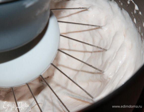 Теперь, продолжая взбивать яблочно—белковую массу, вливаем сироп тонкой струйкой. Взбиваем до пышности и побеления массы.