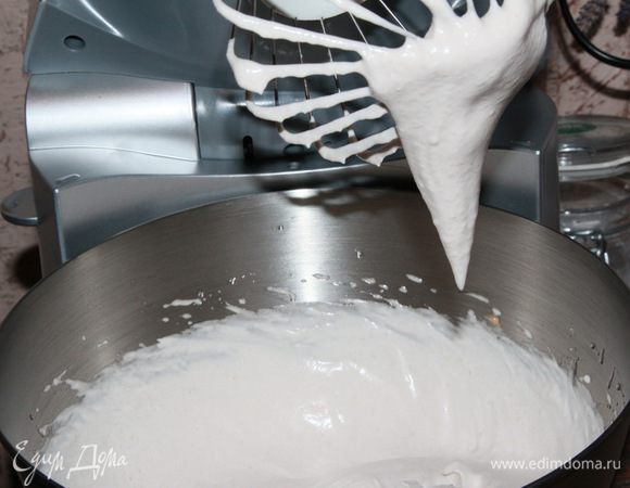 Зефирная масса должна плавно стекать с насадки. 