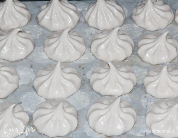 Теперь быстро перекладываем зефирную массу в кондитерский мешок и отсаживаем на пергамент зефирки нужного размера. Помним о том, что агар-агар застывает быстро уже при 40°С. Оставляем зефир стабилизироваться на 24 часа.