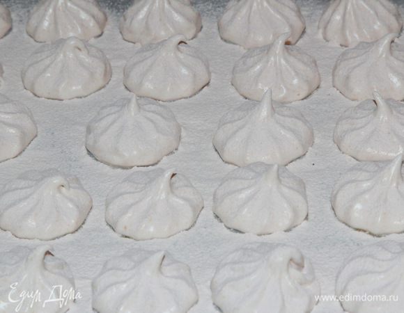 Через 24 часа посыпаем зефирки сахарной пудрой, скрепляем попарно и наслаждаемся любимым десертом.