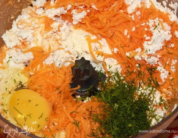 Натереть сырую тыкву и брынзу на мелкой терке. Измельчить укроп, добавить вместе с яйцом к начинке. Перемешать. Солить не нужно, т.к. брынза уже солёная.