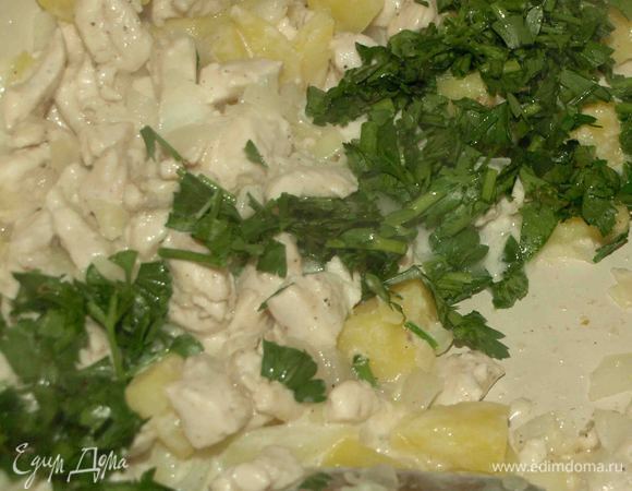 Добавляем мелко порубленную петрушку. Перемешиваем и томим 1 минуту. Снимаем с огня, даем немного остыть.  