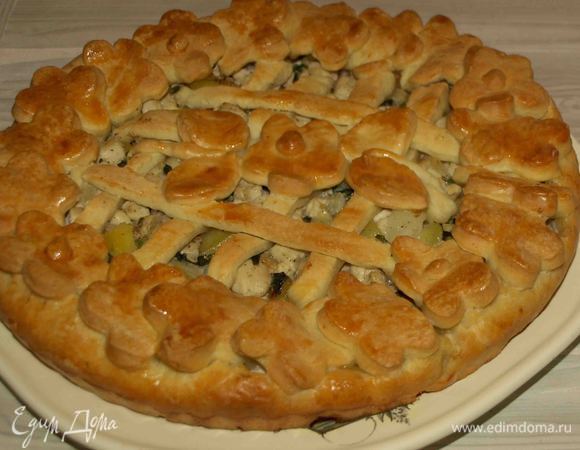 Достаем готовый пирог из духовки. Края смазываем сливочным маслом и накрываем миской минут на 10. Готовый пирог перекладываем на блюдо. Приятного аппетита. 