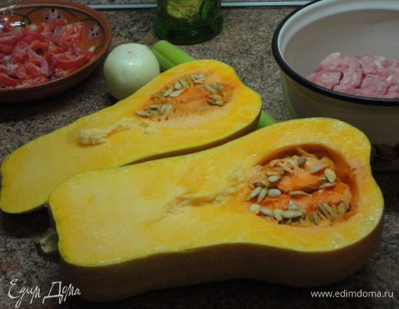 У небольшой овальной тыквы (как раз на 2 порции) срезаем верхнюю часть. 