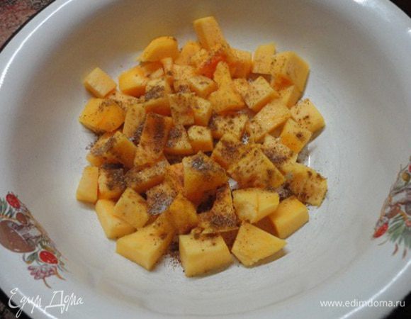 Из основной части тыквы удаляем семена и вырезаем мякоть, которую нарезаем небольшими кубиками, солим и засыпаем приправой гарам массала. Но это на любителя. Можно использовать любые другие, вами любимые приправы. Но гарам массала и тыква — идеальное сочетание в индийской кухне.
Оставляем мариноваться, пока будет готовиться начинка.
