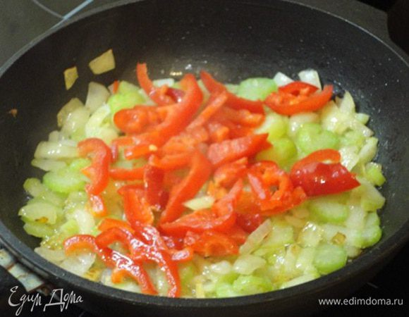 Лук, сельдерей и перец нарезаем также небольшими кусочками. В сковороде разогреваем 2 ст. л. растительного масла и начинаем обжаривать — вначале лук до золотистого цвета, затем добавляем сельдерей и последним — перец. На все это уходит 5—7 минут. Овощи солим, перчим и убираем с плиты.