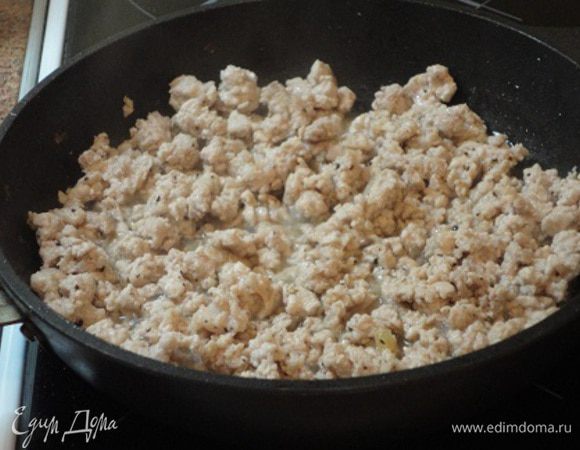 В свободной сковороде разогреваем 1 ст. л. растительного масла и обжариваем свиной фарш минут 10. Также солим и перчим. Соединяем с овощами. Начинка готова.