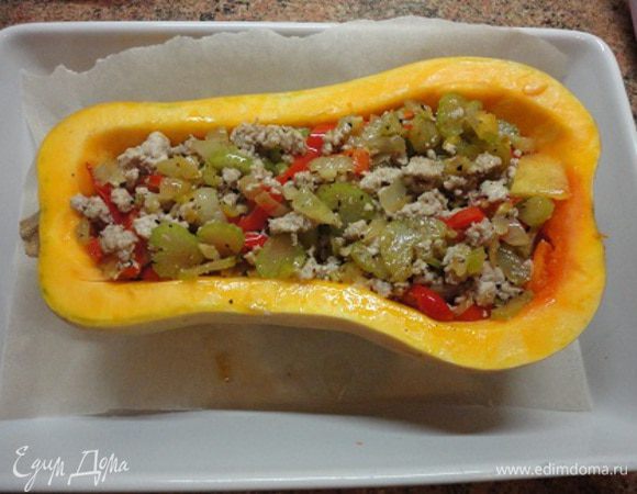 Готовую начинку выкладываем в тыкву, которая уже в форме, выстланной пекарской бумагой.