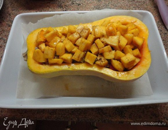 Сверху выкладываем замариновавшуюся тыкву и сбрызгиваем оливковым маслом, лучше настоянным на любимых травах. Я здесь использовала масло с розмарином.