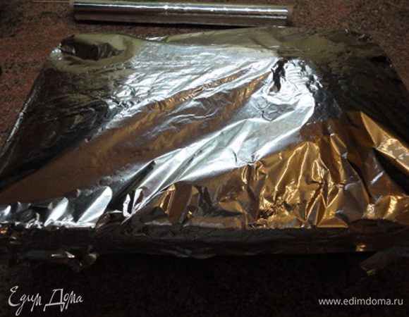 Накрываем фольгой и ставим запекаться в духовку на 1 час при температуре 220°С. 