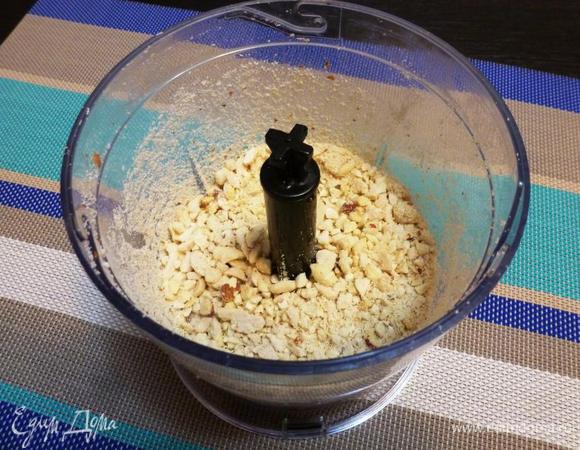 Миндаль очистим от шкурки, просто зальём кипятком на 5 минут, шкурка легко сползает при надавливании на орех. Измельчим миксером, но не в муку, а так, чтобы попадались разные кусочки.