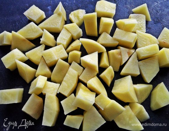 Картофель очистить, нарезать кубиками.