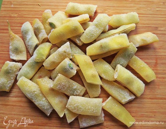 Фасоль у меня с лета нарезана и заморожена была, не размораживаем.