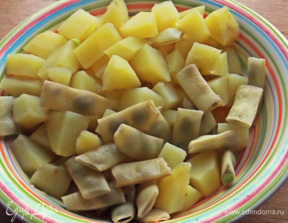 Отвариваем вначале картофель и в конце варки кидаем фасоль на пару минут — она быстро варится.