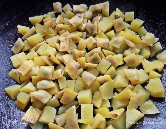 В сковороду с высокими бортами налить масло и высыпать картофель с фасолью.