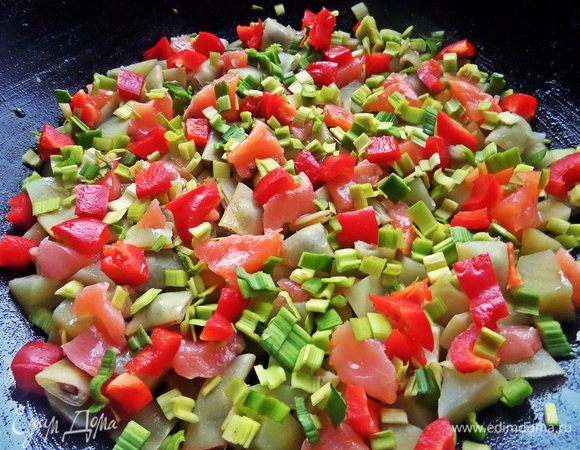 Болгарский перец и измельчённый лук-порей покрошить сверху.
