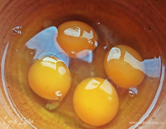 Делаем омлетную заливку.