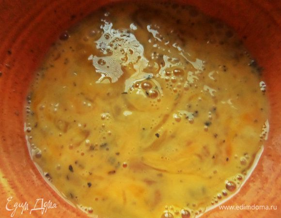 Хорошенько взбить. Посолить, если рыбы свежая. У меня соль от рыбки распределилась по фриттате равномерно.