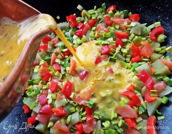 Влить сверху на овощи с рыбой.