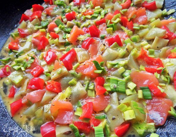 Накрыть крышкой и жарить на маленьком огне.