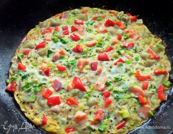 Когда яйца схватятся полностью, перевернуть с помощью тарелки.