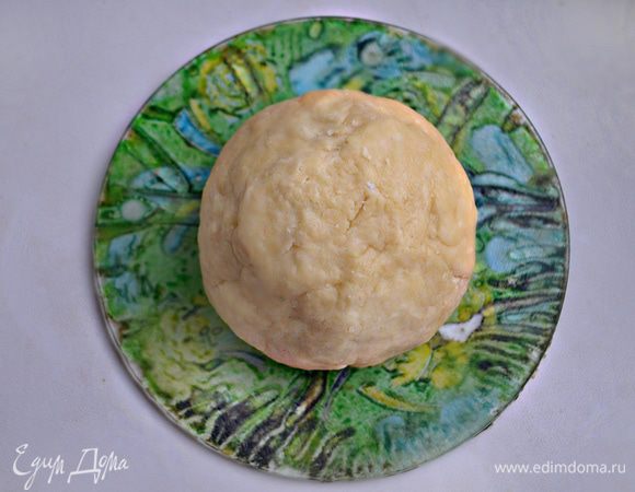 Из теста сформировать шар, завернуть его в пленку и положить в холодильник на 30 — 40 минут, для охлаждения.