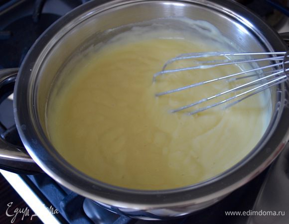 Отдельно в кастрюльке поставить нагреваться молоко. Добавить в яичную смесь половник горячего молока, энергично перемешать, чтобы смесь не свернулась. Перелить крем в оставшееся молоко и варить на слабом огне до загустения.