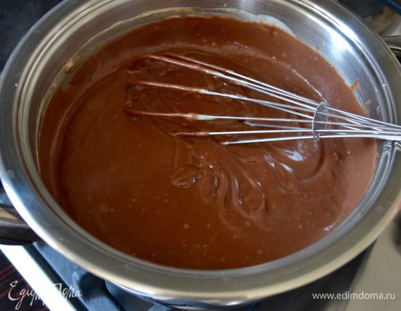 Снимите готовый крем с огня и сразу добавьте поломанный на кусочки шоколад. Перемешайте до полного растворения шоколада.