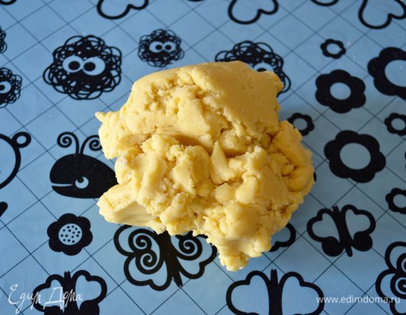 Для песочного теста: замесить тесто с помощью миксера, загрузив в него все ингредиенты... Просто и быстро! И минимальный контакт с теплом рук. Но, можно конечно, смешать все и вручную! 