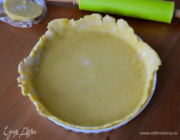 По истечении указанного времени, выложить тесто на рабочую поверхность. Отрезать 2/3 от теста, раскатать в пласт толщиной примерно 0,5 см и выложить в подготовленную форму (диаметром 23 — 24 см). Осторожно выложить на тесто шоколадный крем, стараясь распределить его по поверхности как можно ровнее.