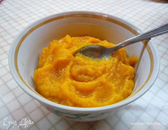 Тыкву запекаем в духовке или микроволновке, пюрируем блендером и остужаем.