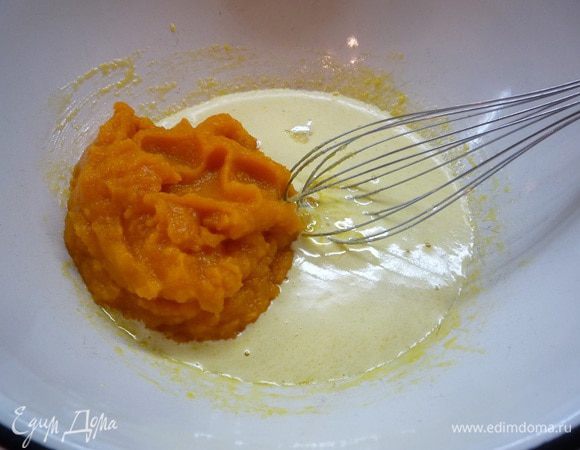 К желтковой массе добавляем тыквенное пюре и хорошо перемешиваем до однородности.