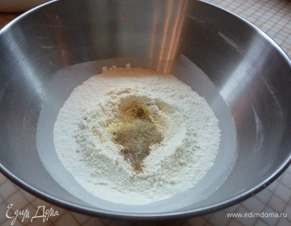 В отдельную миску просеиваем муку, разрыхлитель и ванилин, добавляем специи и перемешиваем.