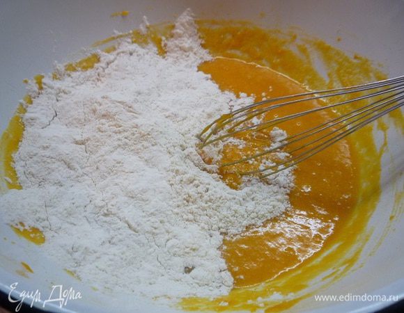 Мучную смесь соединяем с желтковой, хорошо перемешиваем венчиком.