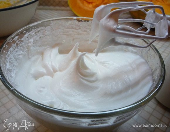 В белки добавляем оставшийся сахар, добавляем щепотку соли и взбиваем до устойчивых пиков.