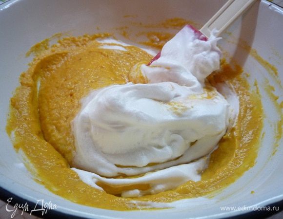 В несколько приемов аккуратно подмешиваем белки к желтково—тыквенной массе. Лопаткой вмешиваем белки снизу-вверх.